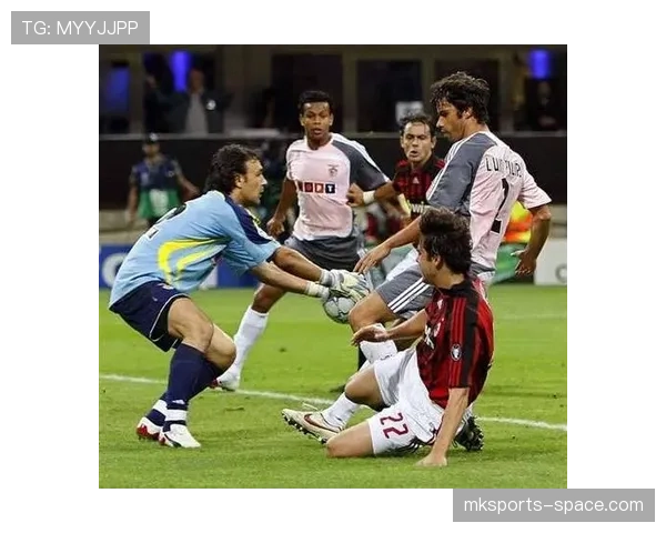 AC米兰中场与边路脱节，控制力不足问题逐步反映在比赛表现中